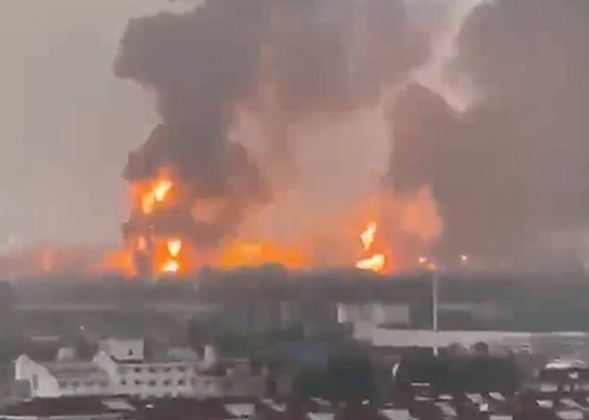 上海化工廠火勢。（圖／取自《東網》）