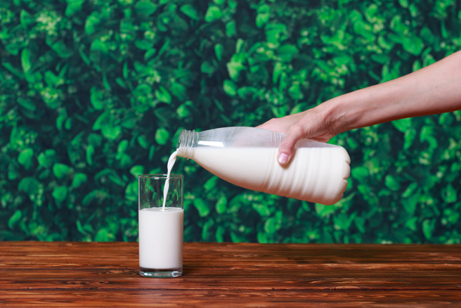 隔了6年才红，正确倒牛奶方式曝光，引起网友讨论。（图／shutterstock） 