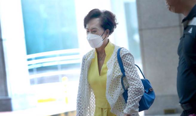 本报独家拍到连方瑀17日11时许赴台大医院陪病连战。记者郑任南摄影