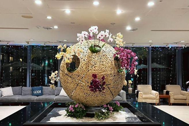 以球型为主体的大型竹编装置艺术《缘圆》。　图：尖山埤江南渡假村／提供