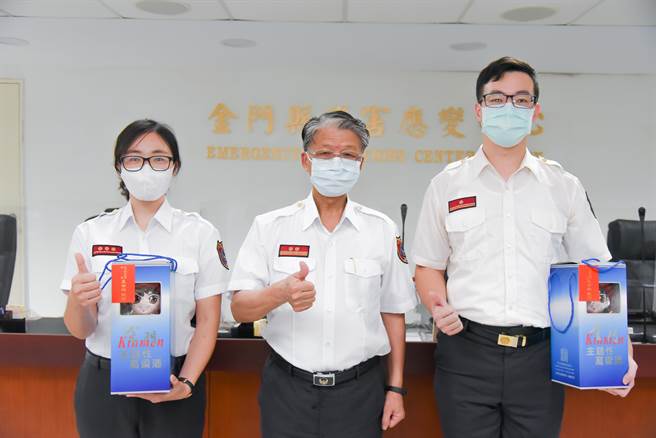 金门消防局长王世禄嘉勉蔡宜静、赵冠羽2人，期许他们进一步充实消防专业资讯和技能，守护金门环境安全，提供乡亲更好的服务。(金门消防局提供）