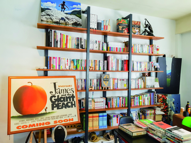 练习曲书店内的藏书丰富，拿本喜爱的书边看边喝杯咖啡，悠閒度过午后时光。(图/花莲趣)