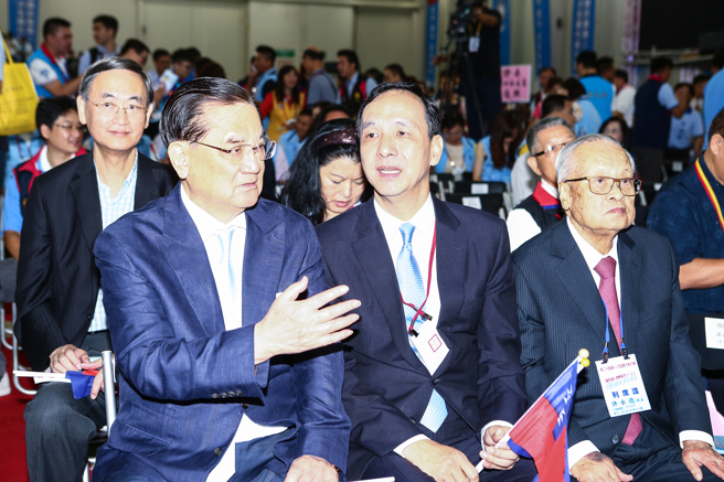 图为2017年8月20日国民党第二十届第一次全国代表大会在台中举行，前国民党主席连战（左）与朱立伦出席并肩而坐。（资料照/邓博仁摄）