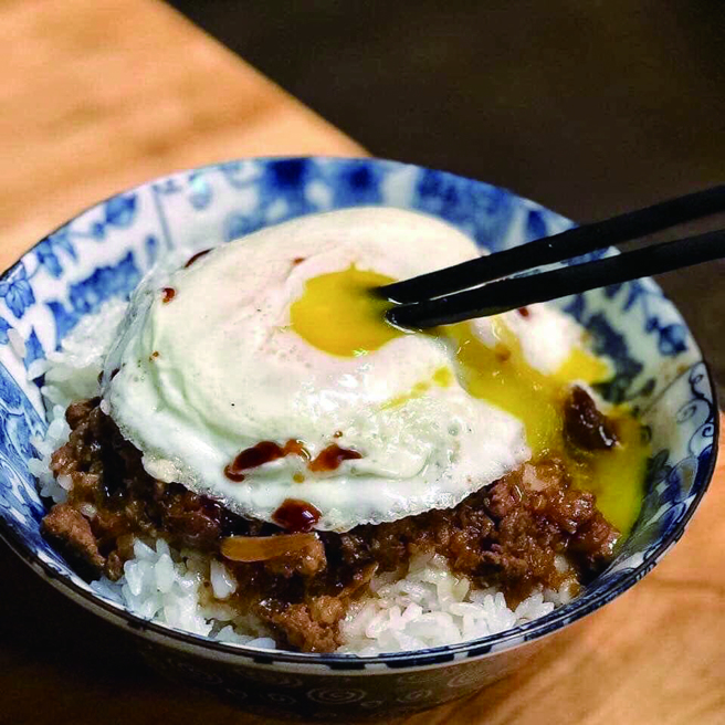 西村的家招牌肉燥饭加个荷包蛋，几乎来客必点。（图/ 西村的家提供）