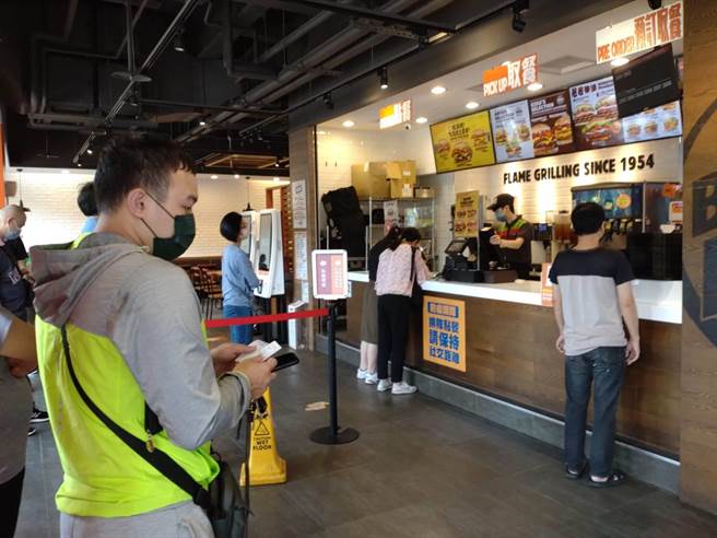 18日一早有不少民眾赴汉堡王中正店排队消费。（张志康摄）