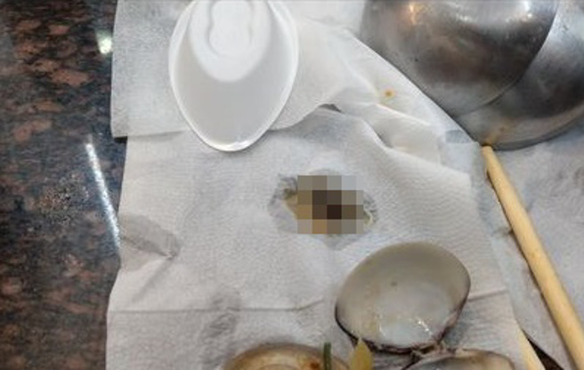 1名网友到彰化吃火锅，吃到一半发现锅内有蟑螂，询问店员该如何处理，竟遭对方呛：「不然想怎样？」（图／爆料公社二社）