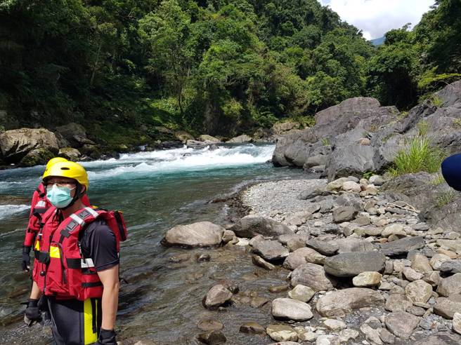 3钓友乌来南势溪钓鱼 ，1人过溪遭水冲走失联。（图／ 戴志扬翻摄）