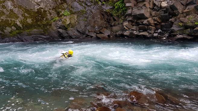 3钓友乌来南势溪钓鱼 ，1人过溪遭水冲走失联。（图／ 戴志扬翻摄）