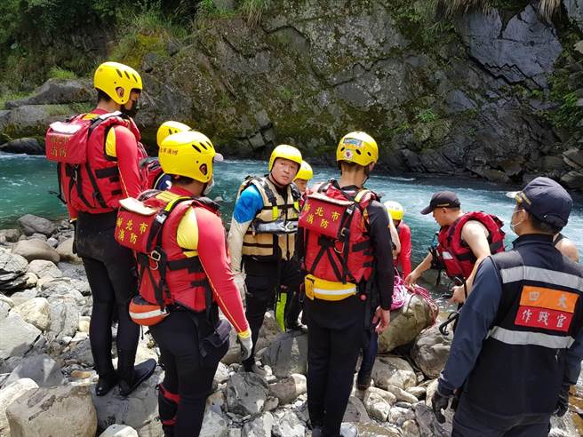 新北市乌来区今早惊传1名钓客遭溪流冲走，警消出动大量人员全力搜救，目前尚无音讯。（新北市消防局提供／李奇叡新北传真）