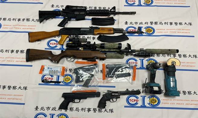 赵姓水电工躲在车内改装枪枝。（警方提供）