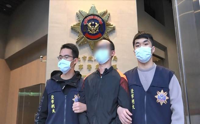 赵姓水电工躲在车内改装枪枝。（警方提供）