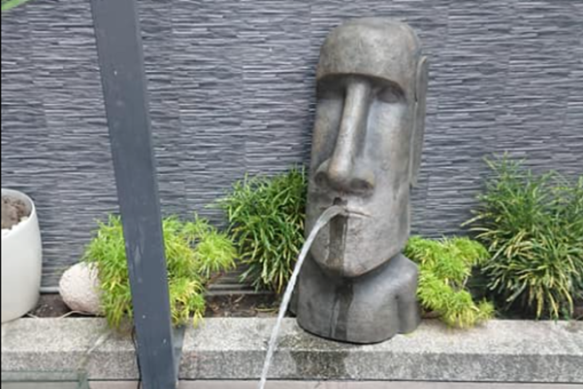 一名网友在好市多买摩艾摆设，并改造成喷水石像，让不少人直呼太有创意。(图翻摄自/脸书/Costco好市多 商品经验老实说)