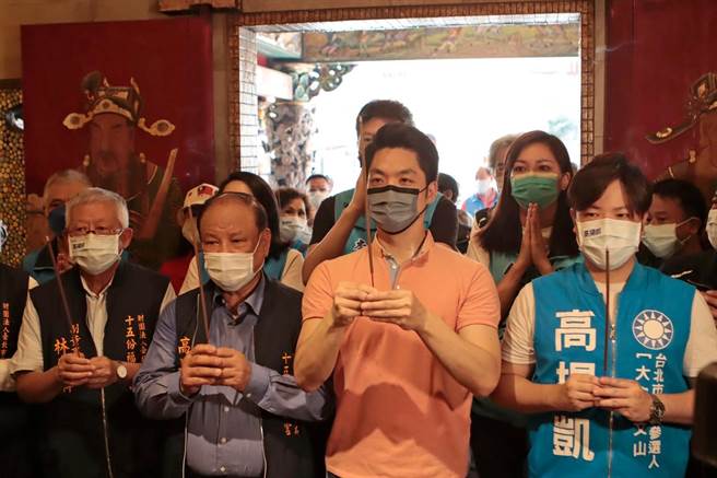 國民黨台北市長參選人蔣萬安18日到文山區福興宮參拜。（蔣萬安辦公室提供／楊亞璇台北傳真）