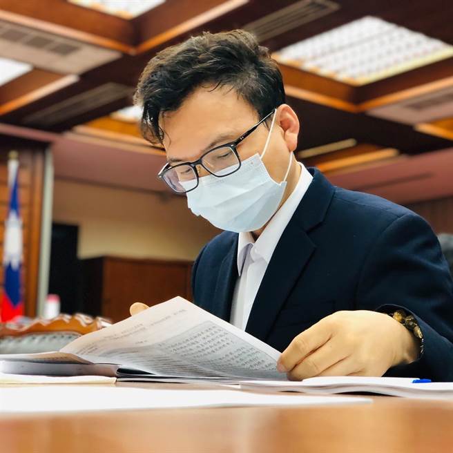 民進黨可望推派現任新竹市副市長沈慧虹接棒參選年底新竹市長，國民黨立委鄭正鈐上午受訪時肯定表示，相較民進黨內也有意選市長的前市議員鄭宏輝，「沈慧虹的天花板還沒有看見」（指支持度高點）。（截自鄭正鈐臉書）