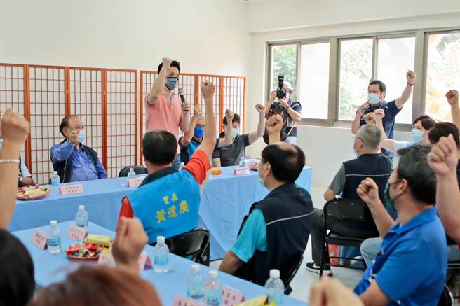 蒋万安今前往文山区福兴宫参拜后闭门座谈。（蒋万安办公室提供／杨亚璇台北传真）