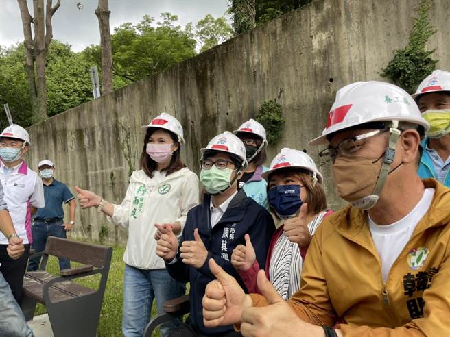 陈其迈18日到大寮区运动园区视察工程进度和品质。（洪靖宜摄）