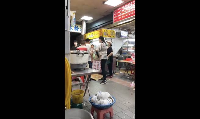 白衣男子酒後失態，吃粥不付錢還怒嗆店家。（翻攝爆料公社二社）