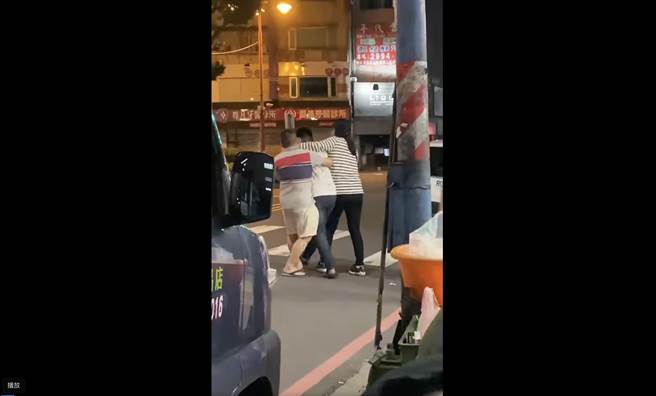 友人見狀後趕緊上前替他付錢，並將他拉離現場。（翻攝爆料公社二社）
