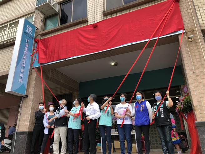 台灣民眾黨「2022全台大眾走」首站金門起跑，黨主席柯文哲領軍跨海為金門縣聯絡處揭牌，宣示在外島金門插旗為年底大選備戰。（李金生攝）