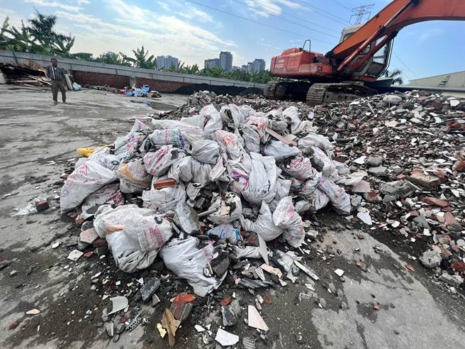 高雄市鸟松区美山路一处空地，遭民眾投诉非法堆置事业废弃物。（高市环保局提供）