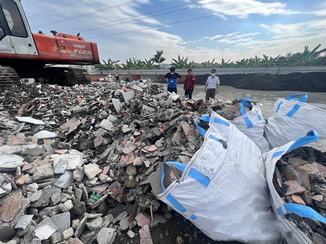 高雄市鸟松区美山路一处空地，遭民眾投诉非法堆置事业废弃物。（高市环保局提供）