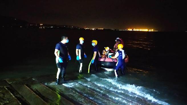 消防人員出動船艇將落水女子救上岸，但女子情況危急二度失去生命跡象，經過搶救才恢復呼吸心跳。（消防局提供）