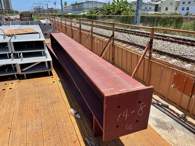 南铁地下化工程发生工人吊挂永久柱吊装不慎撞上围篱，钢梁擦撞一辆路过的3167次区间车。（铁道局提供／曹婷婷台南传真）