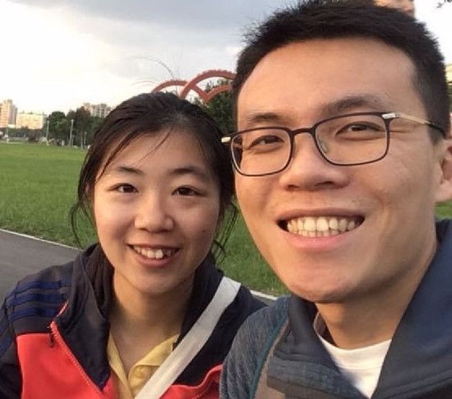 憂鬱症從表面看不出來，照片中黃筑萾和先生笑得開心，其實那時她已重度憂鬱纏身。(圖 / 黃筑萾、康健雜誌提供）