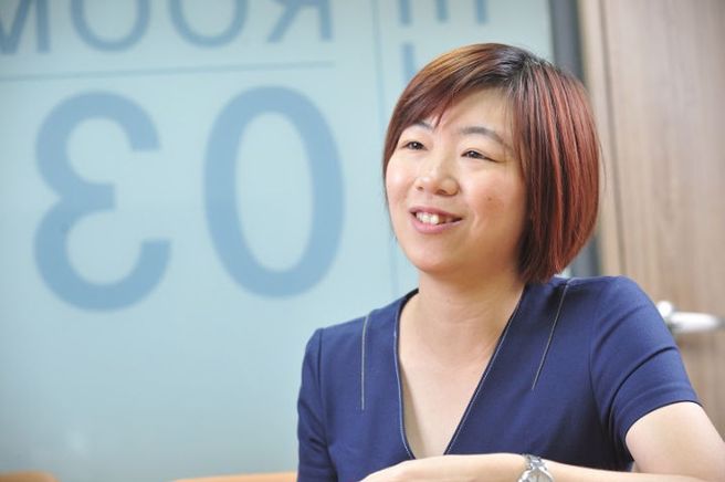 重度憂鬱時，黃筑萾腦中充滿負面念頭，她就醫，當合作的病人，用一年時間走出憂鬱症。(圖 /康健雜誌提供  陳德信攝）