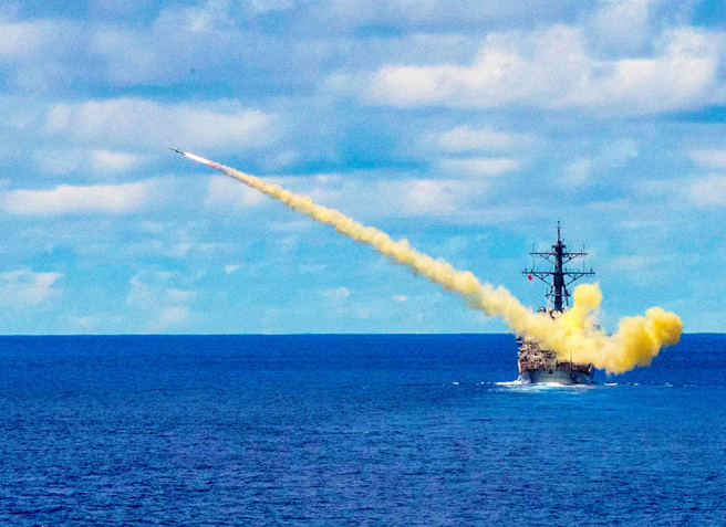 乌克兰17日称，2枚鱼叉（Harpoon）反舰飞弹击沉俄军黑海舰队的「瓦西里贝赫」（Vasily Bekh）号救援舰。图为美军驱逐舰「魏柏号」（USS Curtis Wilbur，DDG 54）2019年军演时发射鱼叉飞弹。（资料照／路透社、美国海军提供）