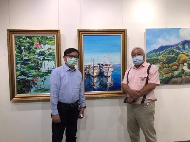 台东县大自然油画协会2022年联展18日开幕，展出145幅作品，民进党立委刘棹豪（左）出席参观展览。（图/ 中央社）