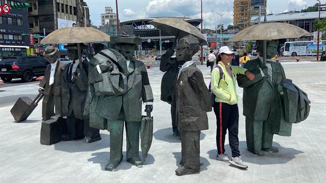 在国门广场上展出的《人间系列－绅士》作品，吸引不少民眾与其合照。（张志康摄）