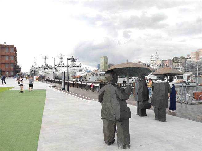 朱铭的《人间系列－绅士》作品，与基隆的意象十分契合，不少民眾希望能够永久留下大师作品。（张志康摄）