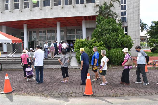 苗栗县政府18日在后龙镇维真国中开设大型接种站，一早就有长辈赶往排队打苗。（谢明俊摄）