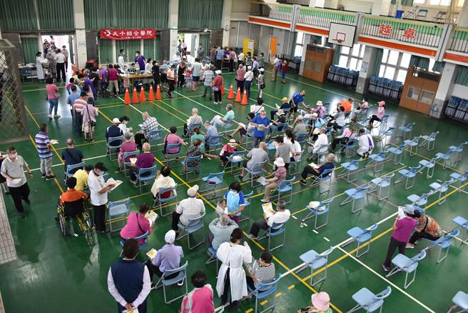 苗栗县政府18日在后龙镇维真国中开设大型接种站，一早就有长辈赶往排队打苗。（谢明俊摄）