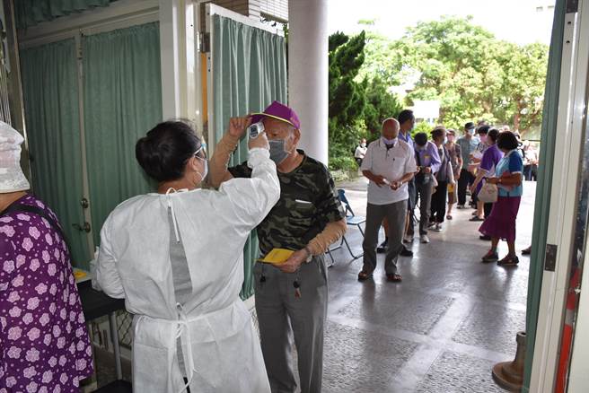 苗栗县政府18日在后龙镇维真国中开设大型接种站，一早就有长辈赶往排队打苗。（谢明俊摄）