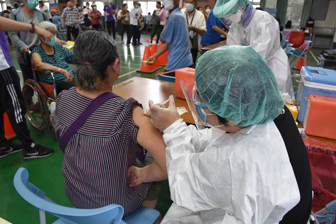 苗栗县政府18日在后龙镇维真国中开设大型接种站，一早就有长辈赶往排队打苗。（谢明俊摄）