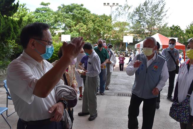 苗栗县政府18日在后龙镇维真国中开设大型接种站，苗栗县长徐耀昌前往探视老人家接种情况。（谢明俊摄）