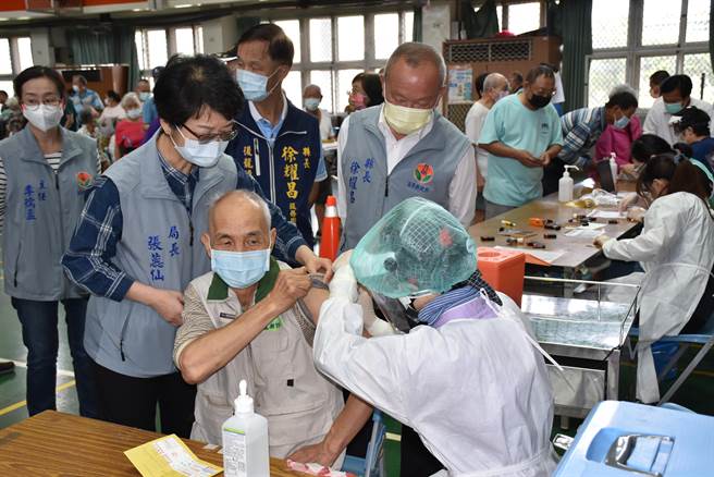苗栗县政府18日在后龙镇维真国中开设大型接种站，苗栗县长徐耀昌前往探视老人家接种情况。（谢明俊摄）