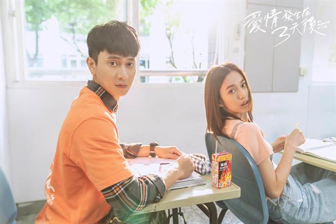 陈庭妮与刘冠廷回春当大一新鲜人不违和成最美大学生。（时创影业提供）