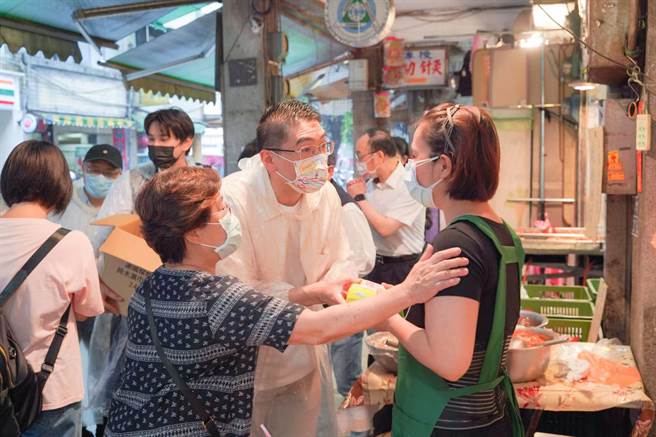 国民党基隆市长参选人谢国梁认为，速食业者的接连撤点，是政府应当注意的警讯。（谢国梁办公室提供／张志康基隆传真）