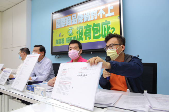 国民党立院党团首席副书记长李德维（左起）、总召曾铭宗、立委费鸿泰与副书记长郑正钤18日召开「国际商品条码对不上 食药署 关务署 没有包庇？」记者会时指出，根据被揭露的资料显示，大鑫资讯公司以陆制的「富乐快筛试剂」谎称美制，获食药署核准EUA，食药署显然有严重的行政疏失与怠惰，而卫福部、食药署与邵博士顾问之间的关系，到底紧密到甚么程度？请卫福部长陈时中、食药署长吴秀梅不要再闪躲，立刻向国人说清楚、讲明白！（张铠乙摄）