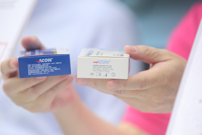 国民党立委费鸿泰等人18日召开「国际商品条码对不上 食药署 关务署 没有包庇？」记者会时指出，根据被揭露的资料显示，大鑫资讯公司以陆制的「富乐快筛试剂」（右边白盒）谎称美制，而原厂在欧盟贩售版本（左边蓝盒）就注明大陆制造，大鑫并混充瑕疵试剂，结果连一条线都验不出来，食药署竟让无效快筛流入市面。（张铠乙摄）