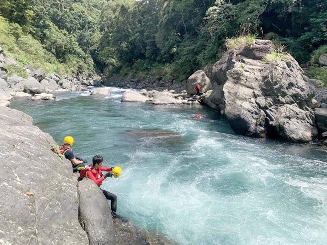 台北市吕姓男子18日上午跨越乌来南势溪谷前往钓鱼时不慎落水，遭湍急溪水冲走，新北消防局据报动员搜救，中午搜寻发现吕男，但已无生命迹象，紧急送医。（图/ 中央社）