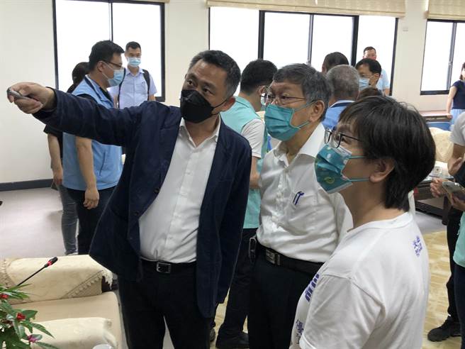 柯文哲下午拜会金门县长杨镇浯，就两岸交流交换意见。（李金生摄）