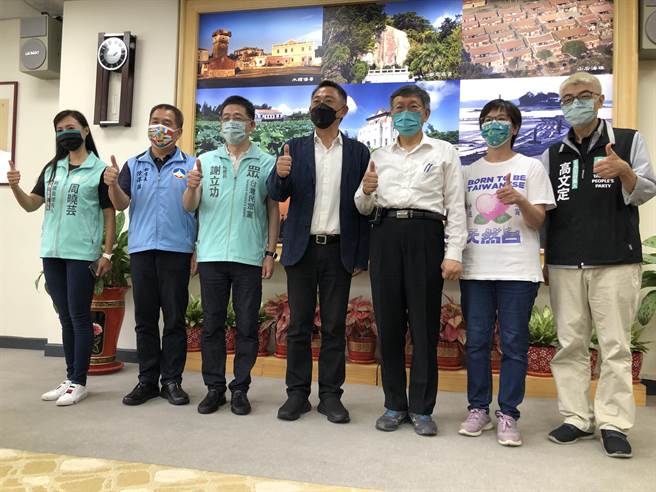 柯文哲下午拜会金门县长杨镇浯，就两岸交流交换意见。（李金生摄）