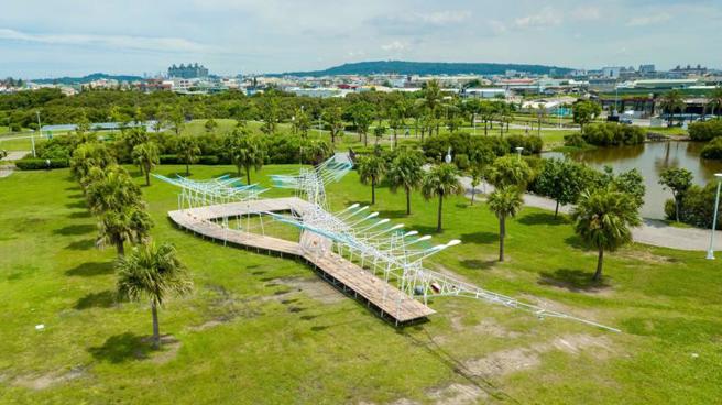 高雄文化中心草坪日前展出臨時性裝置藝術作品「洄身」，汲取海洋文化作為設計元素，廣受民眾喜愛，高雄市政府文化局決定7月底前加碼移展林園海洋濕地公園。（圖/ 中央社）