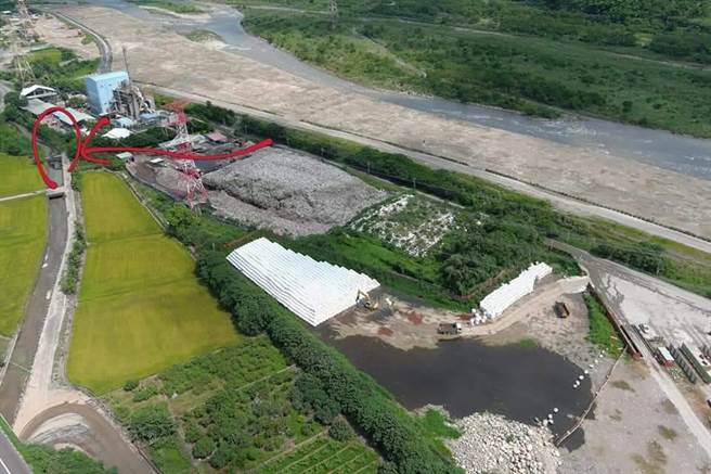 草屯鸟嘴潭旁的鱼塭近日出现大量鱼群暴毙，研判与人工湖施工废水或草屯垃圾堆置场废水流出有关。（蔡培慧提供）