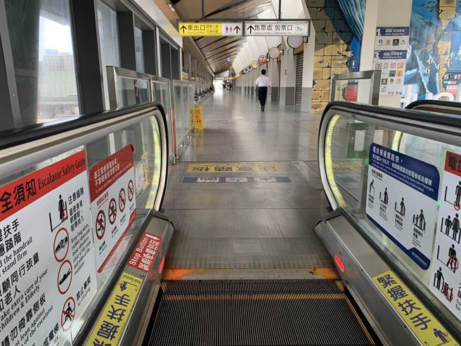 疫情延燒2年多，花蓮觀光等相關產業衝擊大，花蓮火車站往來人潮明顯減少。（王志偉攝）