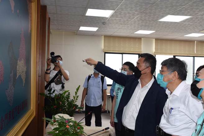 柯文哲听取杨镇浯县长简介金厦地理形势，针对两岸交流交换意见。（李金生摄）
